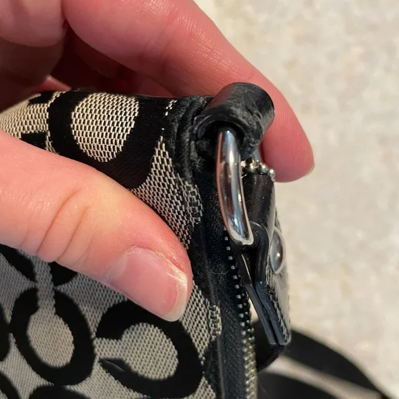 Coach Poppy Swingpack Black Gray Crossbody Adjust Strap Zipper Bag Purse op art - Picture 7 of 11